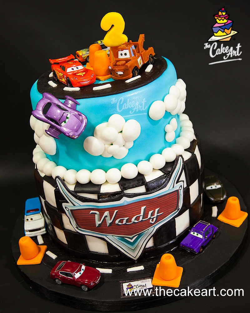 Pastel con detalles 2D, 3D y juguetes de cars