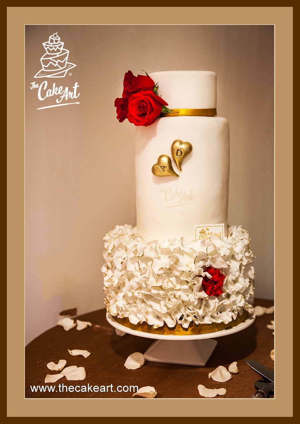 Bello pastel de boda: Rosas y pétalos de amor