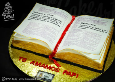 Pastel 3D en forma de Biblia abierta - Los Pasteles Personalizados más Bellos y Deliciosos en Tegucigalpa