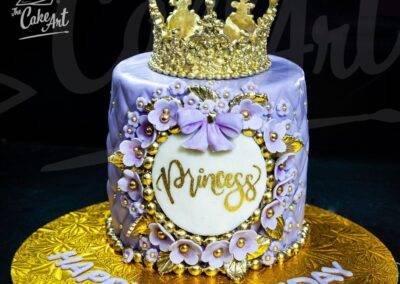 Exquisito y elegante pastel con una corona dorada para esa princesa amada, por The Cake Art